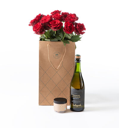 Røde roser i gavepose med bobler og sjokolade Røde roser i gavepose med bobler og sjokolade